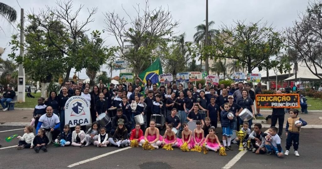 Alunos do Centro Educacional Arca participando do Desfile Cívico de Mirassol